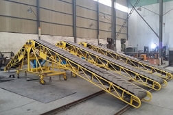 Mobile bag conveyor truck loading