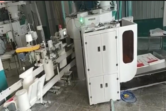 Intelligent flour bagging system for 6 spouts carousel bagging machine